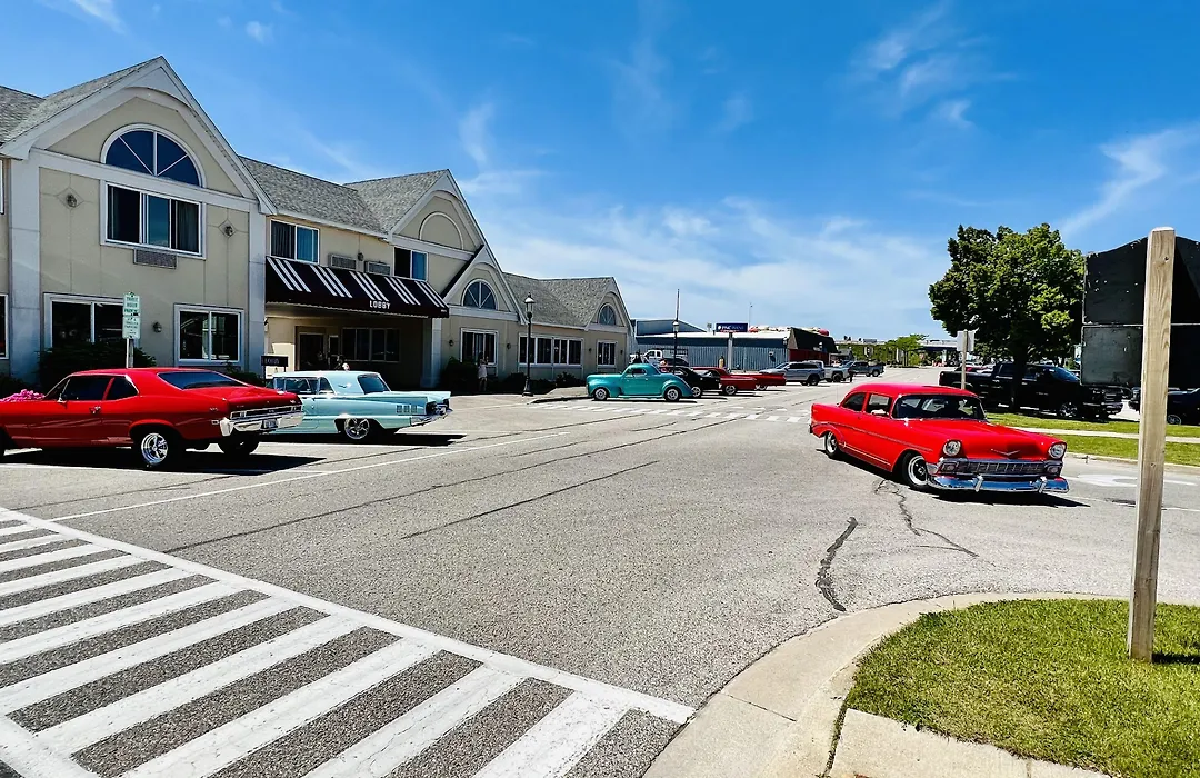 Court Plaza Inn & Suites Of Mackinaw-1