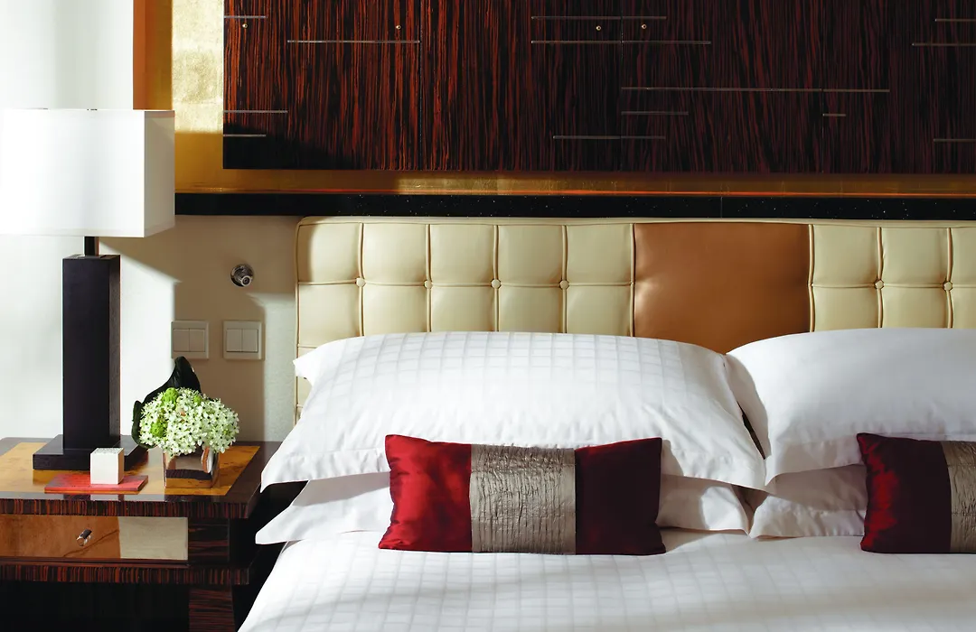 Four Seasons Hotel Hong Kong-1
