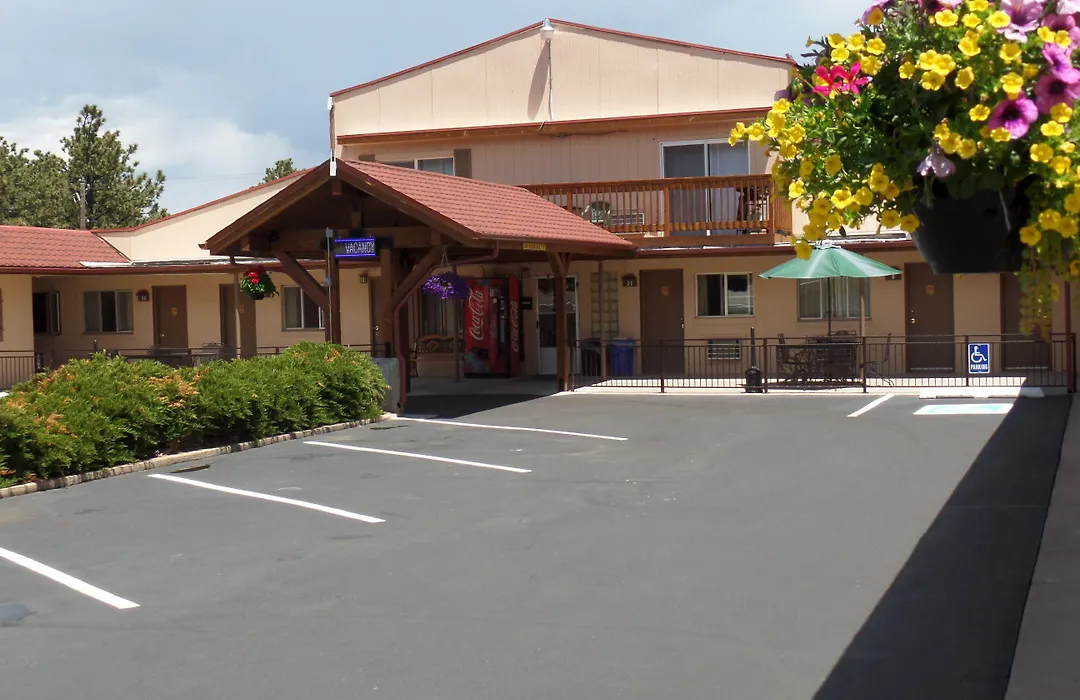 Kinnikinnik Motor Lodge-1