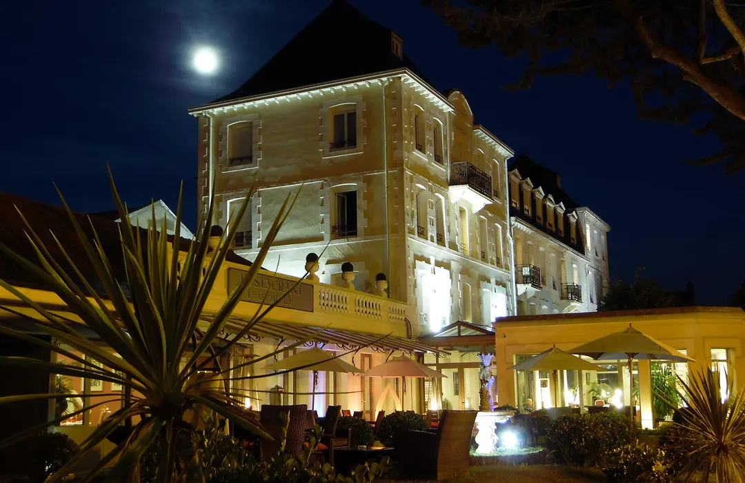 Grand Hotel De Courtoisville-1