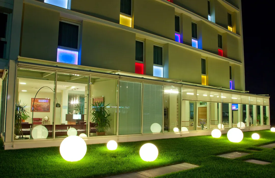 Breaking Business Hotel-1