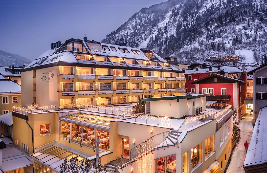 Hotel Norica - Thermenhotels Gastein mit dem Bademantel direkt in die Therme-1