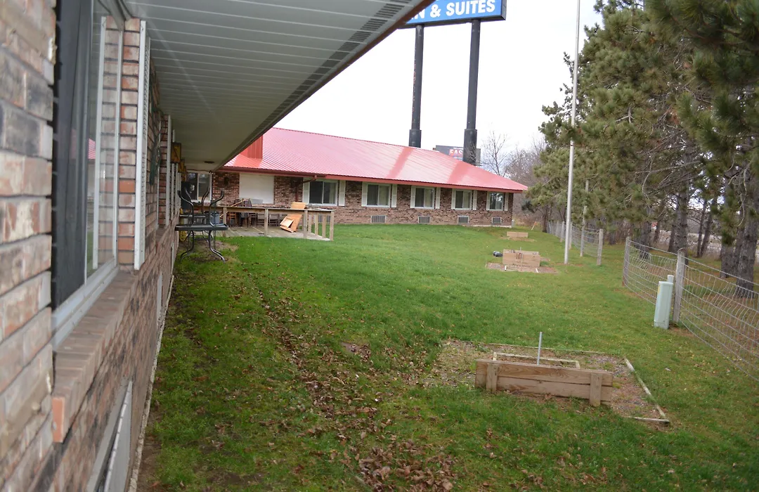 Bloomer Inn & Suites-1