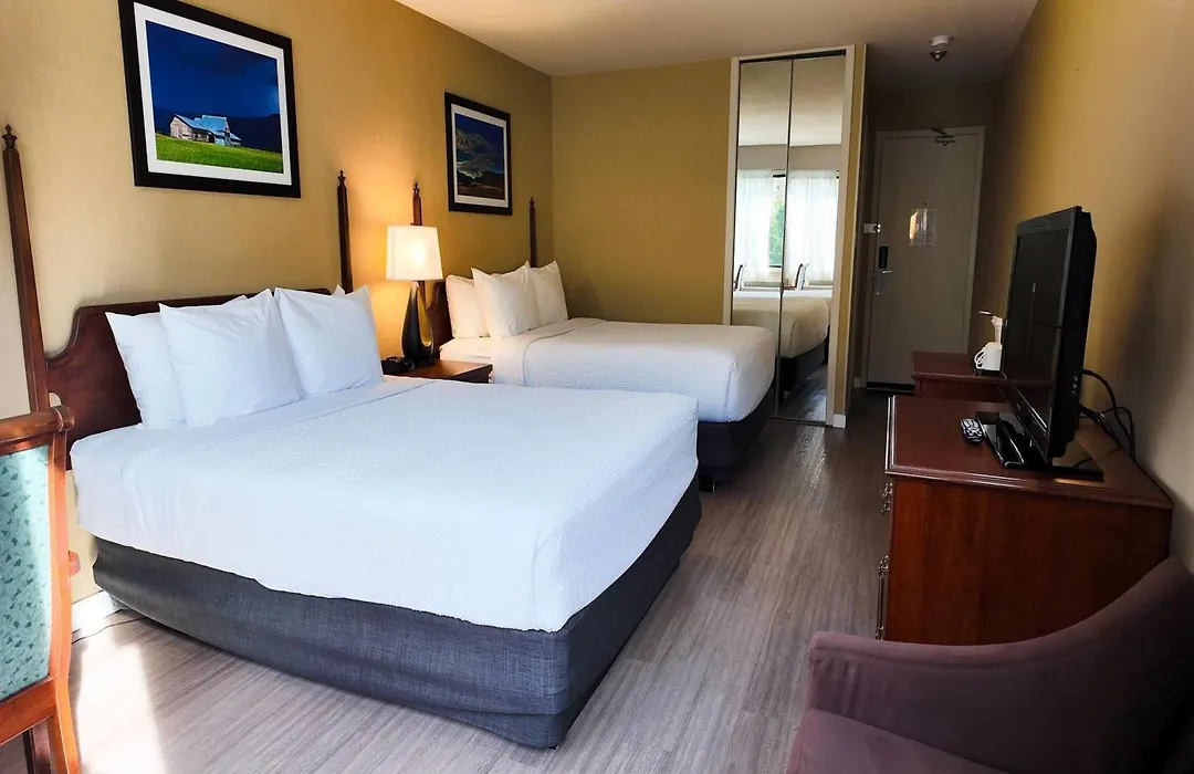 Ramada By Wyndham Kelowna Hotel & Conference Center-1
