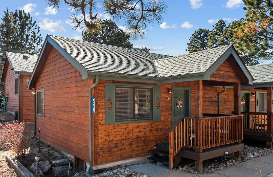 Mountain Shadows Cabins-1
