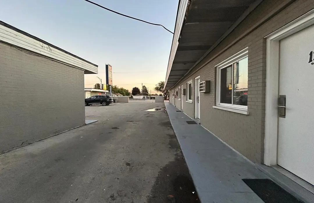 Rainbow Motel-1