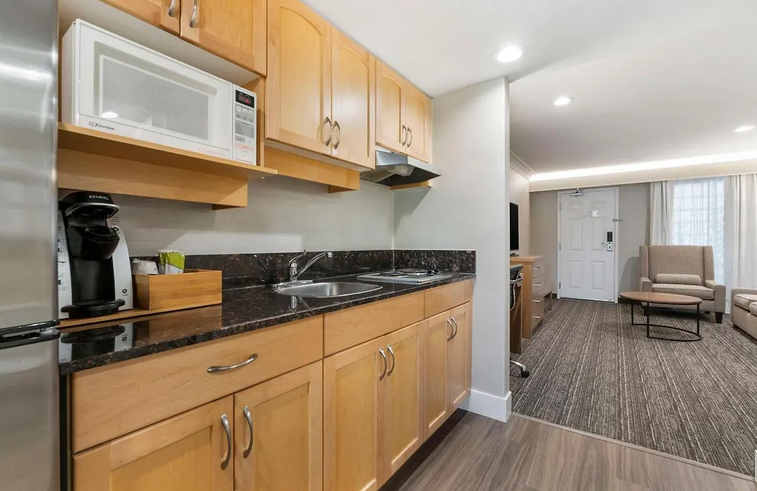 Best Western Plus Kelowna Hotel & Suites-1