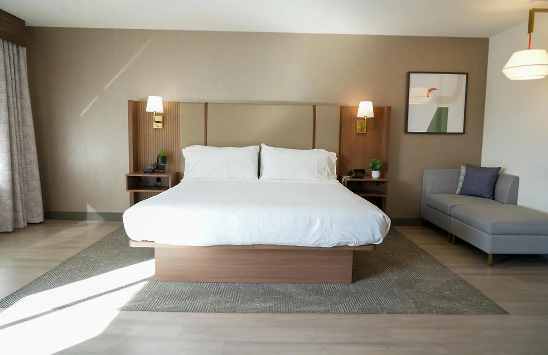 Holiday Inn & Suites Phoenix Airport By Ihg-1