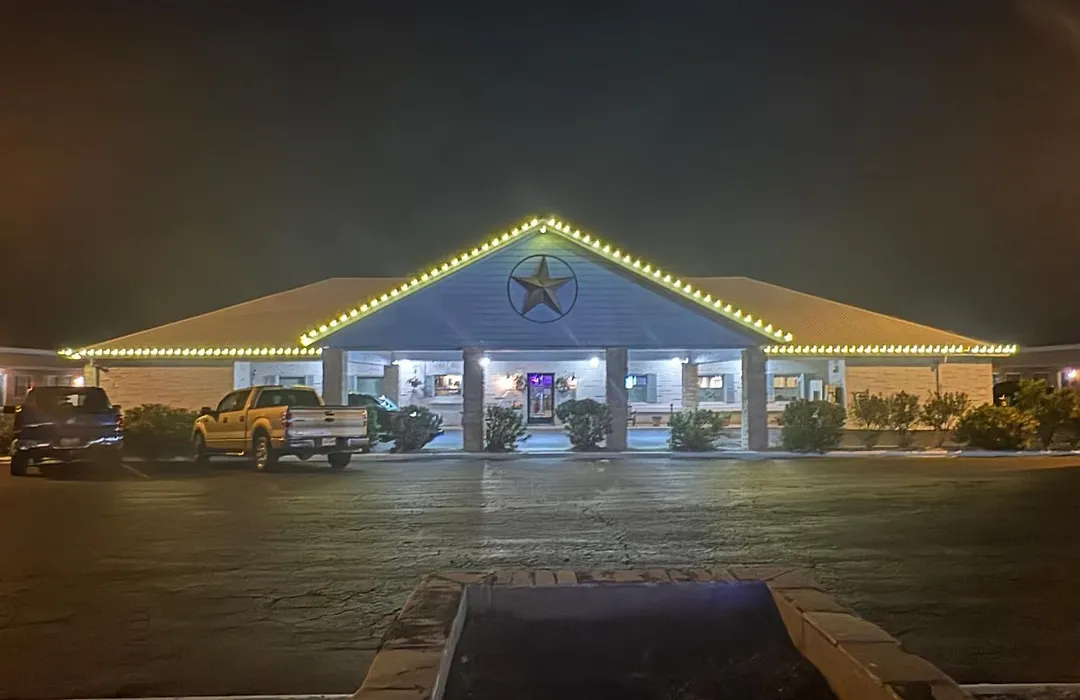 Shark Reef Resort Motel & Cottages-1
