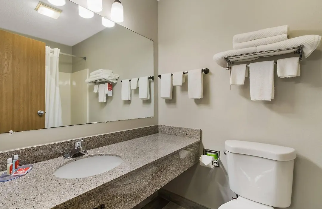 Econo Lodge Inn & Suites Yankton-1