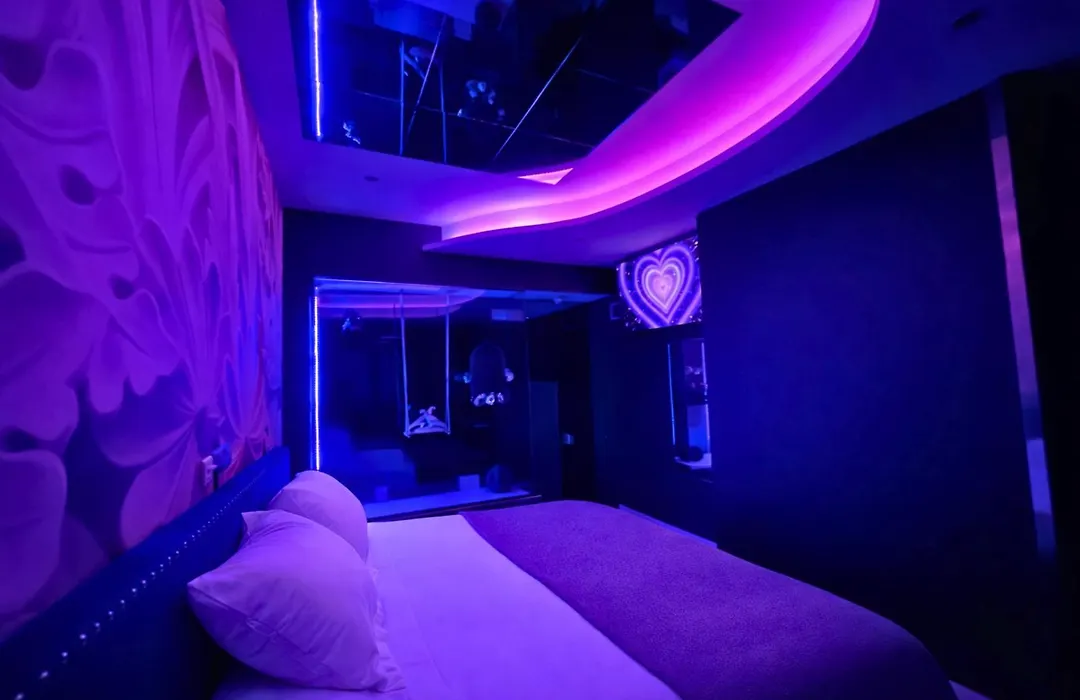 V Hotel-1
