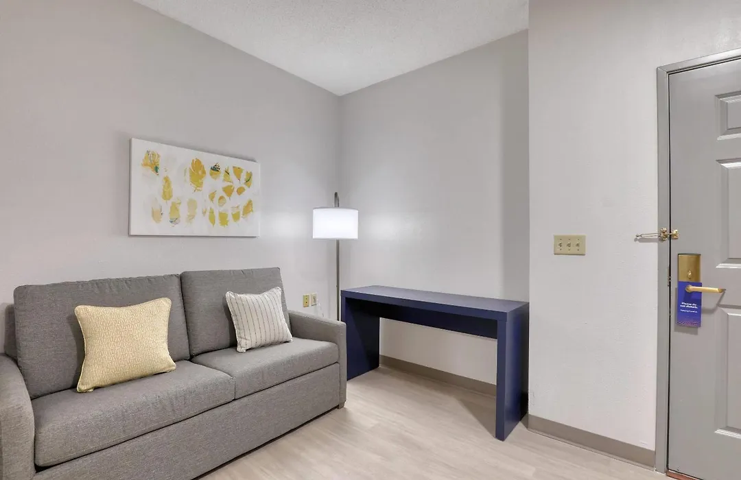Comfort Suites Milwaukee Airport-1