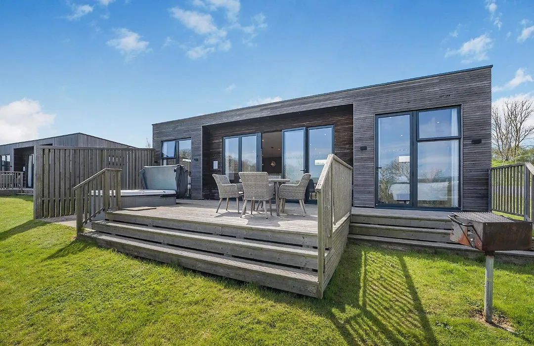 Swanborough Lakes Luxury Lodges-1