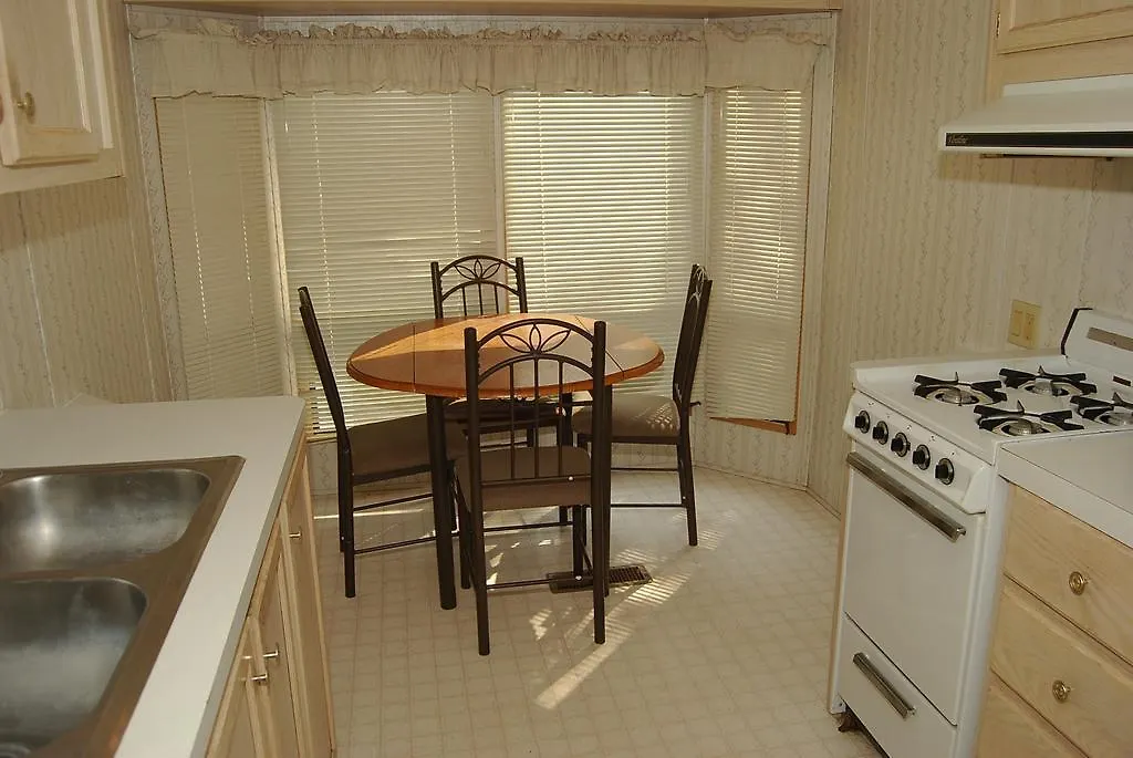 Crescent Bar Camping Resort Cottage 4-1