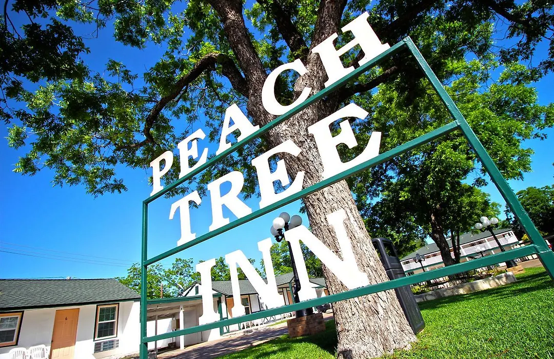 Peach Tree Inn & Suites-1