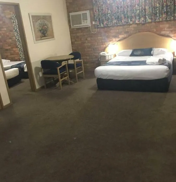 Pines Country Club Motor Inn-1