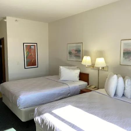 Carlyle Inn & Suites-3