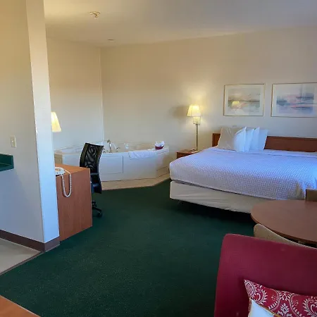 Carlyle Inn & Suites-2