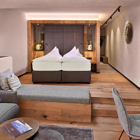 Hotel Berghof Crystal Spa & Sports-2