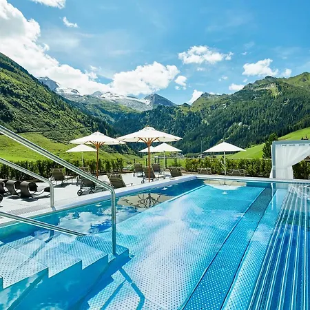 Hotel Berghof Crystal Spa & Sports-3