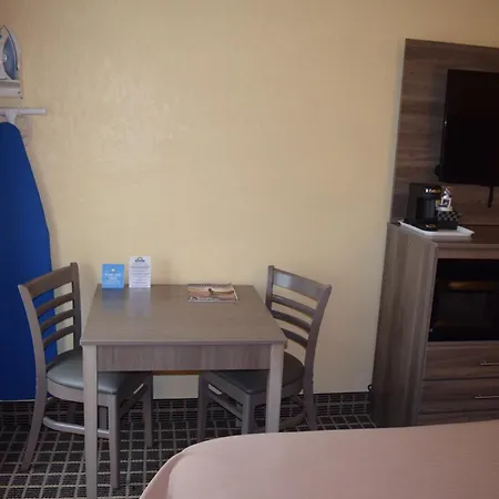 Days Inn By Wyndham Cadillac-3