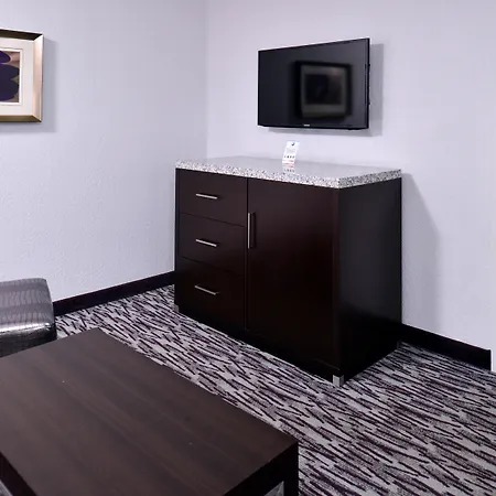 Clarion Inn & Suites Across From Universal Orlando Resort-3