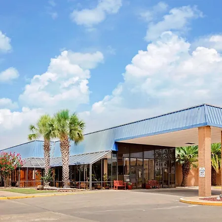 Days Inn By Wyndham Bay City-3