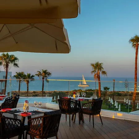 Leonardo Crystal Cove Hotel & Spa - Adults Only-3