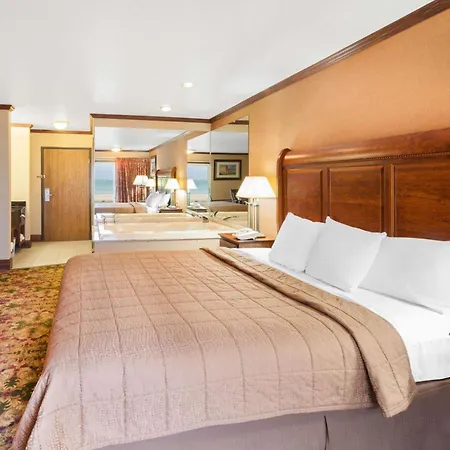 Ramada By Wyndham Mackinaw City Waterfront-2