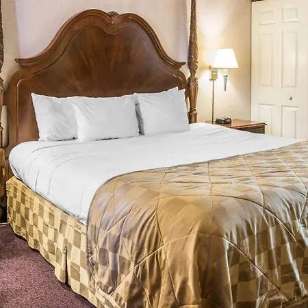 Clarion Hotel Mackinaw City Beachfront-2