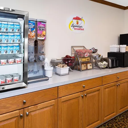 Super 8 By Wyndham St. Ignace-3