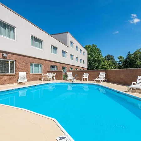 Ramada By Wyndham Paintsville Hotel & Conference Center-2