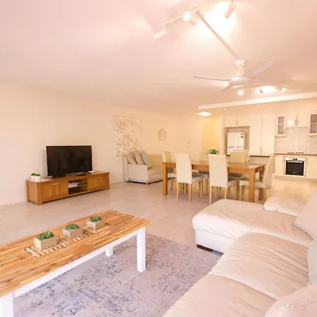 Raintrees Moffat Beach-3