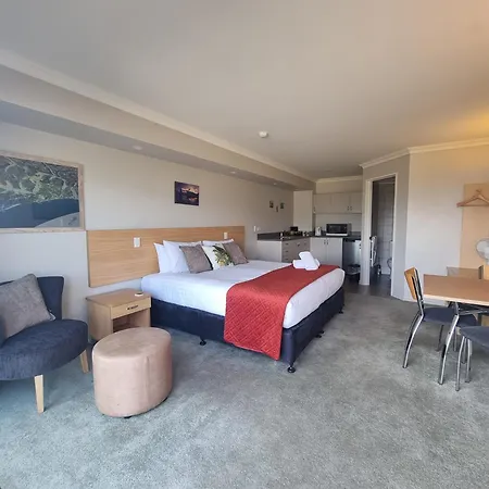 Hotel Lake Brunner-2