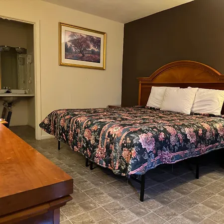 Country Club Inn & Suites-3