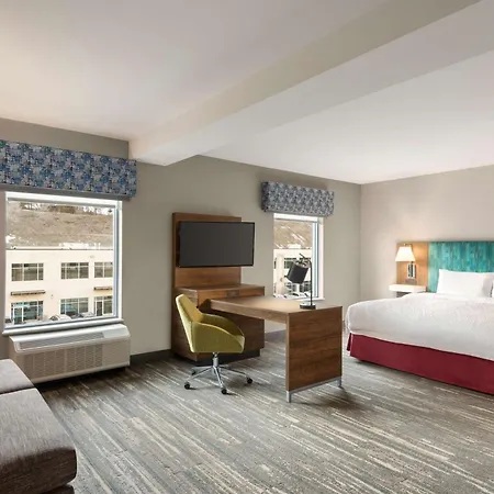 Hampton Inn & Suites Kelowna, British Columbia, Canada-3