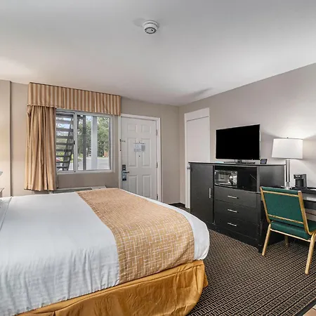 Travelodge By Wyndham Traverse City Mi-2
