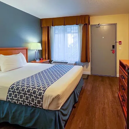 Econo Lodge Inn & Suites University-3