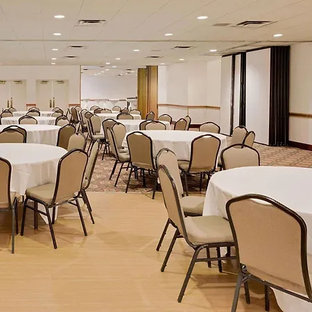 Ramada By Wyndham Marquette-3