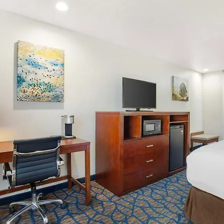 Best Western Plus Villa Del Lago Inn Patterson-3