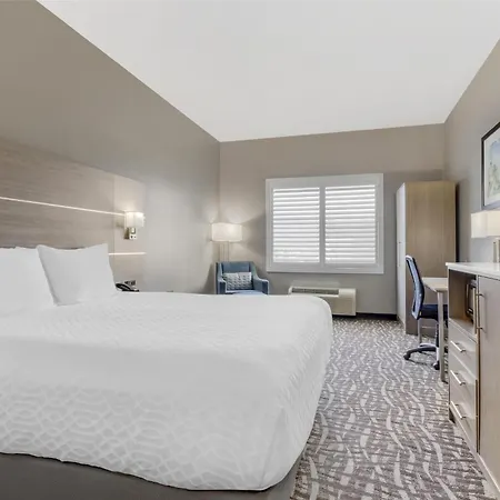 Best Western Plus Lake Elsinore Inn & Suites-3