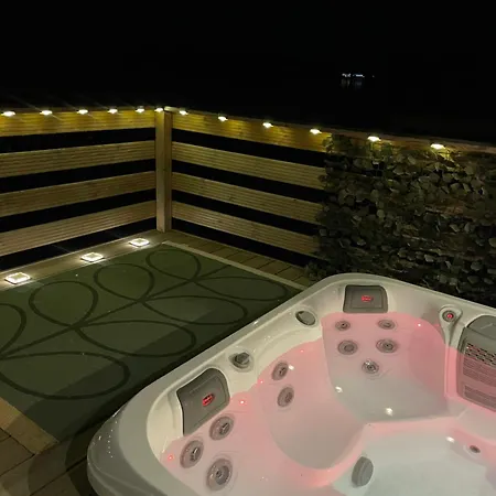 Award Winning Serenity Lodge With Outstanding Lakeside Views From The Hot Tub , At Tallington Lakes Leisure Park, Stamford-3