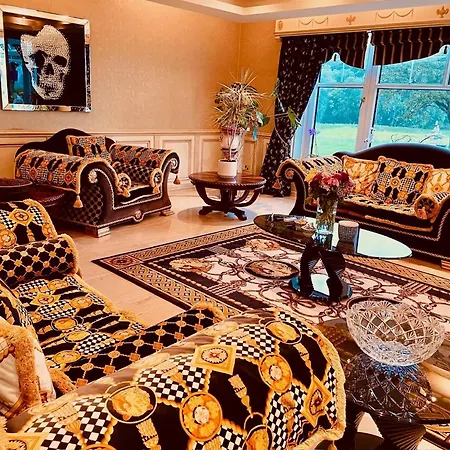 Finn Village - Loch Lomond Villa - The Jungle Room With A Private Hot Tub-3