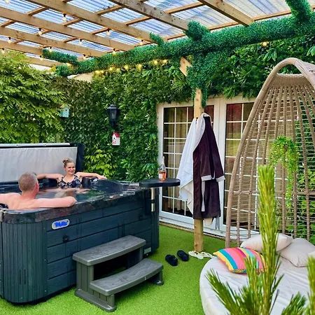Finn Village - Loch Lomond Villa - The Jungle Room With A Private Hot Tub-2
