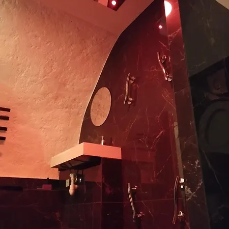 La suite miroir, love room avec jacuzzi-3
