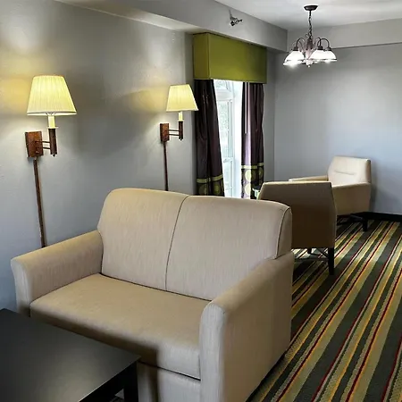 Super 8 By Wyndham Mound City-3