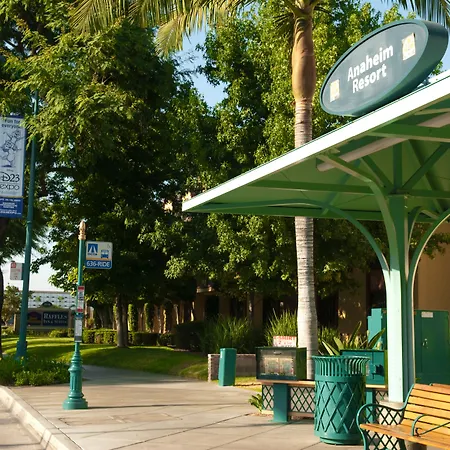 Best Western Plus Raffles Inn & Suites-3