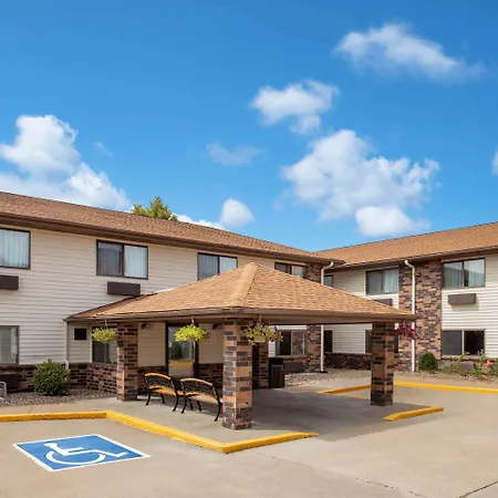 Days Inn & Suites By Wyndham Davenport East-2