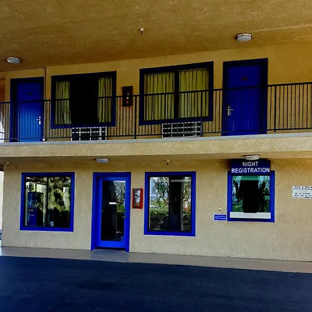 Travelodge By Wyndham Indio-2