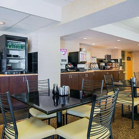 Ramada By Wyndham Plymouth Hotel & Conference Center-2